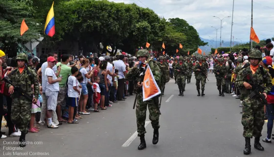 Batallón con banderines naranja