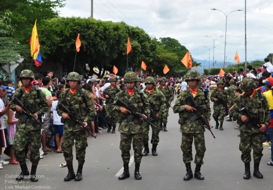 Soldados con fusiles y banderines