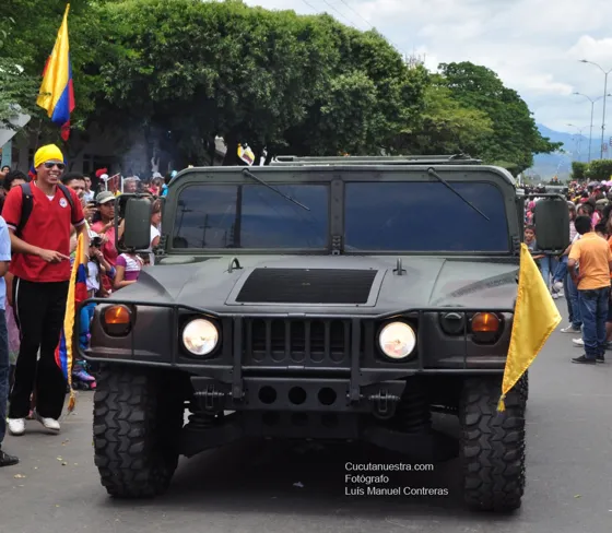 Vehículo militar con banderín amarillo
