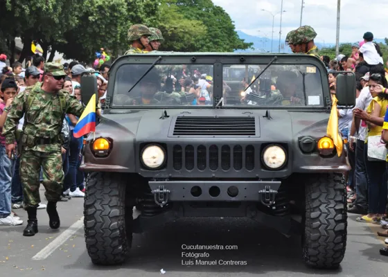 Vehículo militar escoltado por soldados