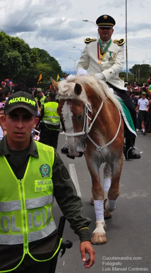 Oficial a caballo escoltado por un policía