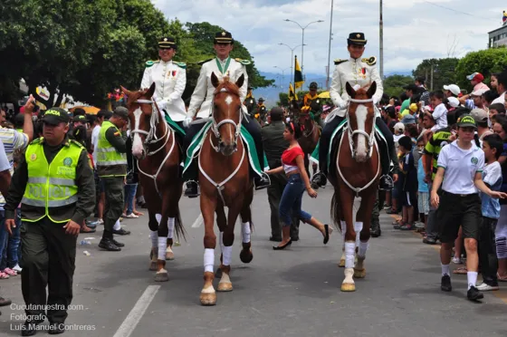 Jinetes de uniforme blanco en el desfile