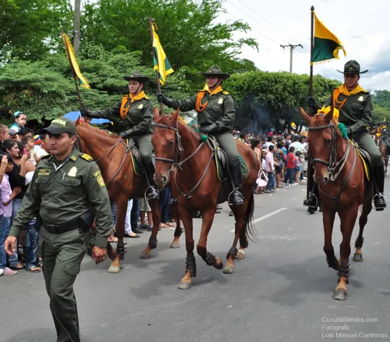 Policía montada con banderines