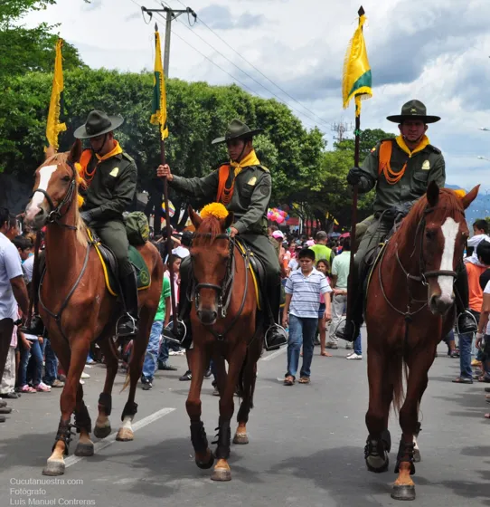 Policía montada desfilando con lanzas y banderines
