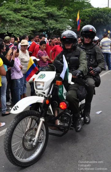 Motorizados de la Policía con banderas