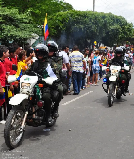 Motorizados de la Policía entre el público