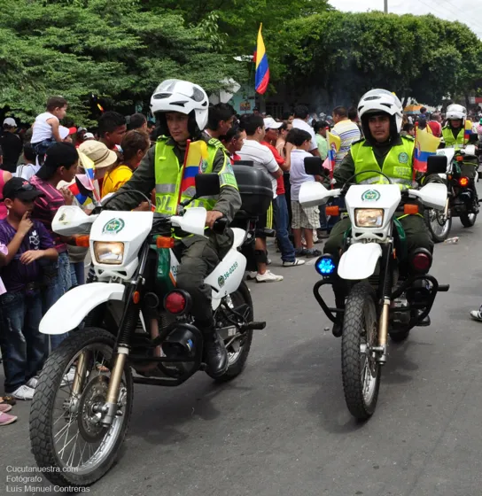 Motociclistas de la Policía con chaleco reflectivo