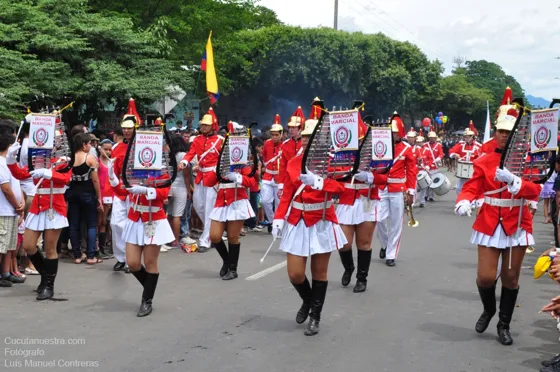 Banda marcial de un colegio femenino