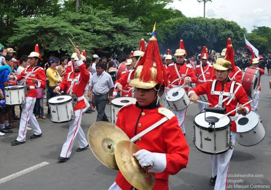 Tambores y platillos de una banda escolar
