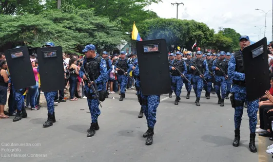 Guardianes con escudos marchando por la avenida