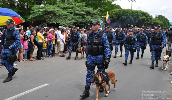 Guardián con perro adiestrado