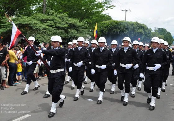 Marchantes de uniforme negro y casco blanco
