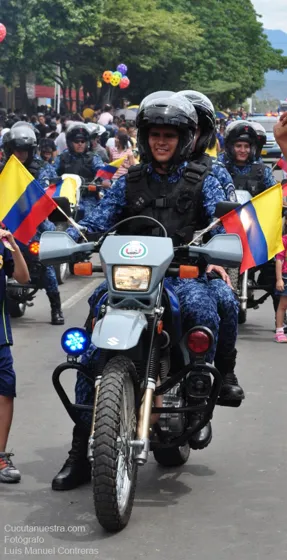 Motorizado del cuerpo de custodia con banderas