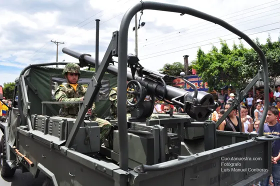 Vehículo militar con ametralladora