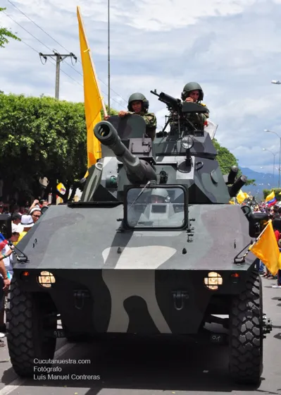 Tanqueta del Ejército con banderín amarillo