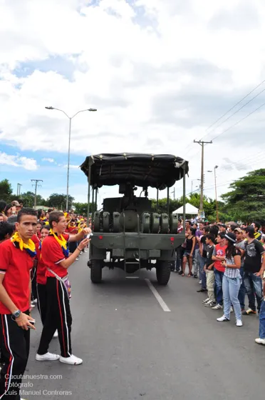 Camión militar avanzando entre el público