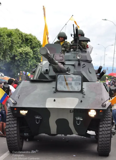 Tanqueta con banderines en el desfile