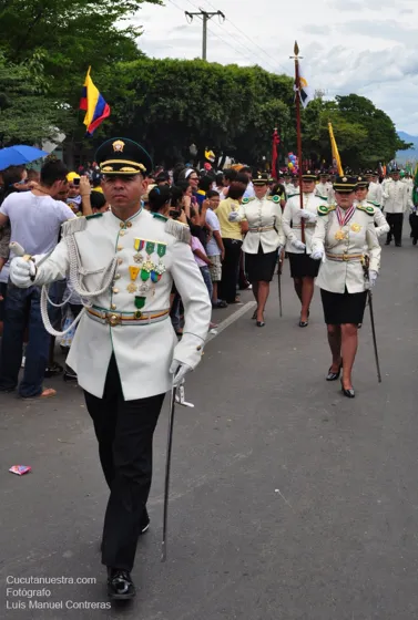 Oficial de uniforme de gala al frente de su grupo