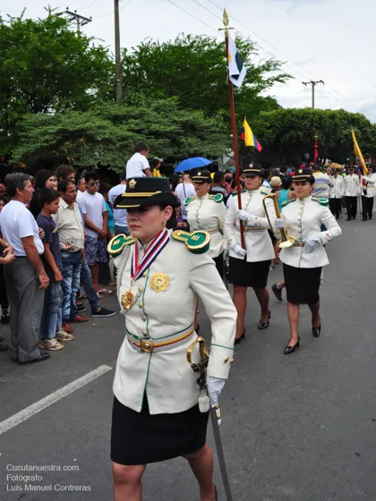 Oficial de la Policía con uniforme de gala y condecoraciones