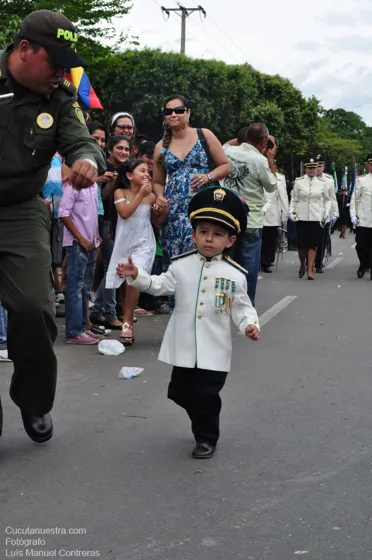 Niño con uniforme de gala entre el público