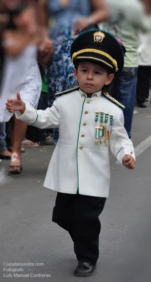 Niño con uniforme de gala saludando
