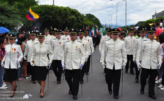 Oficiales de uniforme blanco en formación