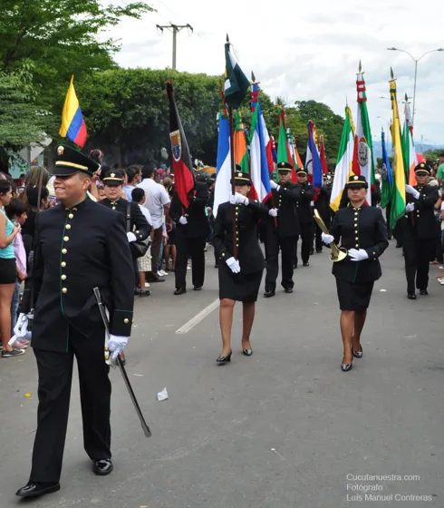 Uniformados con las banderas de los municipios