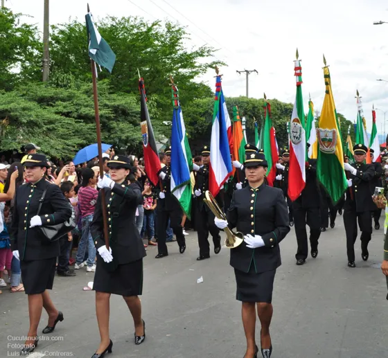 Mujeres policías con banderas