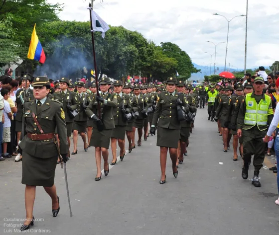 Mujeres policías marchando con bastón de mando