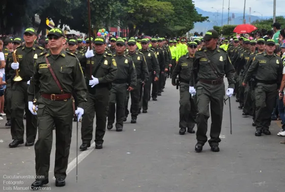 Policías marchando en formación
