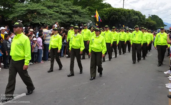 Policías con chaqueta reflectiva en el desfile