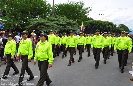 Grupo de policías con chaqueta verde fosforescente