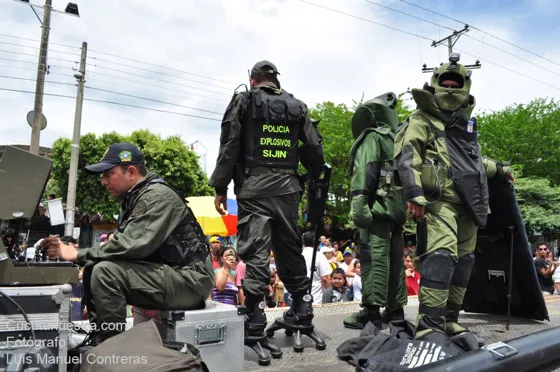 Grupo antiexplosivos de la Policía con sus trajes de protección