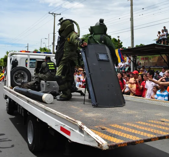 Equipo antiexplosivos sobre una grúa