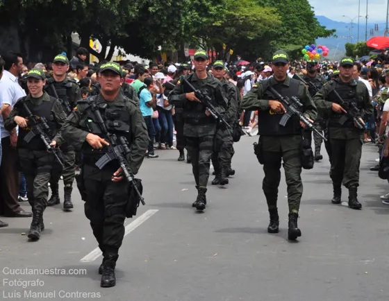 Policías de fuerzas especiales con su armamento