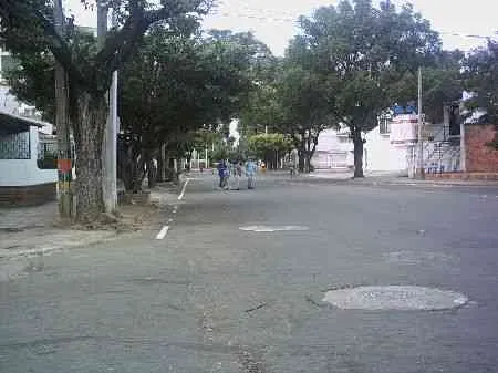 Avenida 1a con calle 20. Vista hacia la calle 21