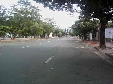 Avenida 1a con calle 20. Vista hacia la calle 19. A la izquierda el Parque de los Niños en Barrio Blanco.