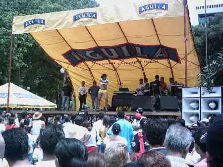 Parque Santander. Chica dando una demostración de Reggaeton.