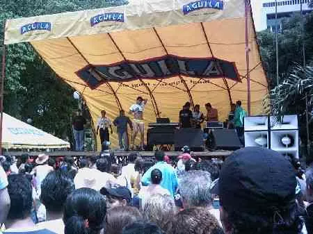 Parque Santander. Chica dando una demostración de Reggaeton.