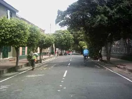 Avenida 4a, vista desde la calle 16 hacia la 15.