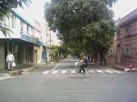 Avenida 4a. Vista desde la calle 13 hacia la 12.