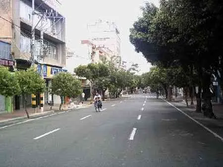 Avenida sin carros, con un ciclista al fondo