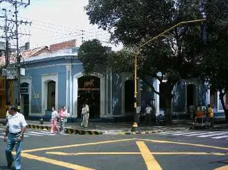 Avenida 6a con calle 10. Al fondo el local donde quedó por muchos años el Salón Blanco.