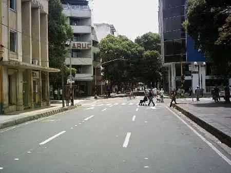 Calle 10. Vista desde la avenida 6a hacia la avenida 5a.