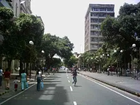 Avenida 5a. Vista desde la calle 10 hacia la calle 11.