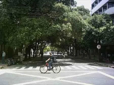 Calle 10. Vista desde la avenida 5a hacia la avenida 4a.
