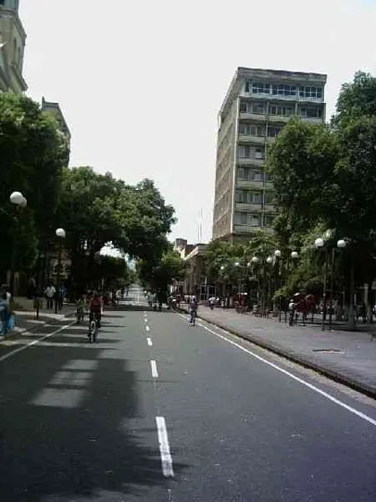 Avenida 5a. Vista desde la calle 10 hacia la calle 11.