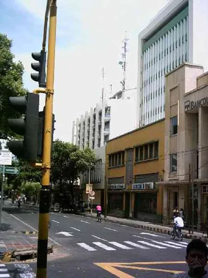 Calle 10. Vista desde la avenida 5a hacia la 6a.