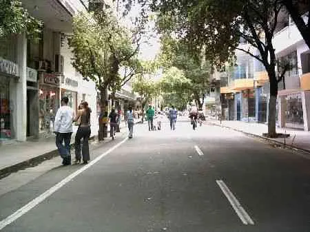 Calle 11. Vista desde la avenida 5a hacia la avenida 6a.