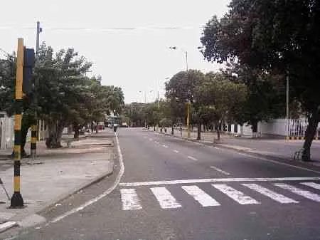 Avenida Gran Colombia. Vista desde la Diagonal Santander. A la izquierda el Club Cazadores.